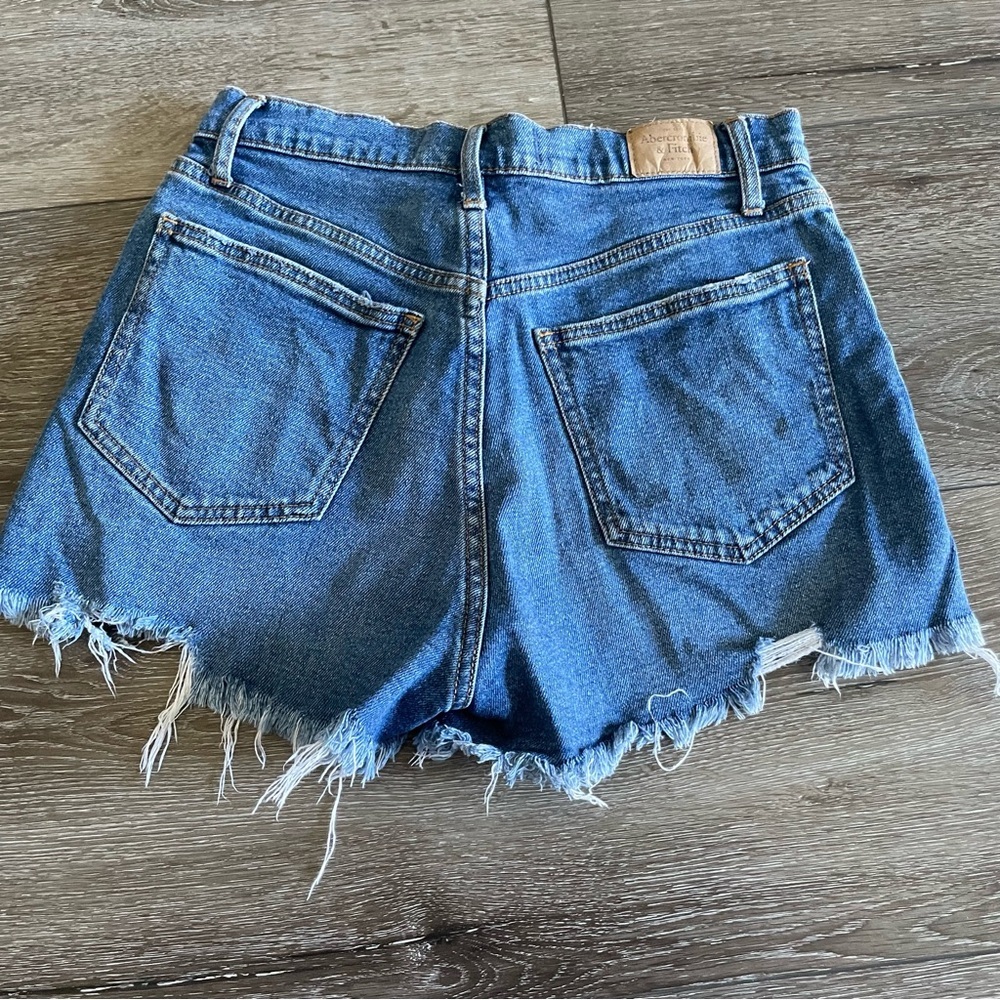 Abercrombie & Fitch High Rise Jean shorts Size 27/4 Medium Wash - Picture 3 of 8